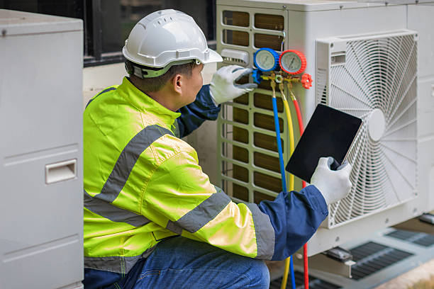 Professional Hvac technician working in Glencoe, IL
